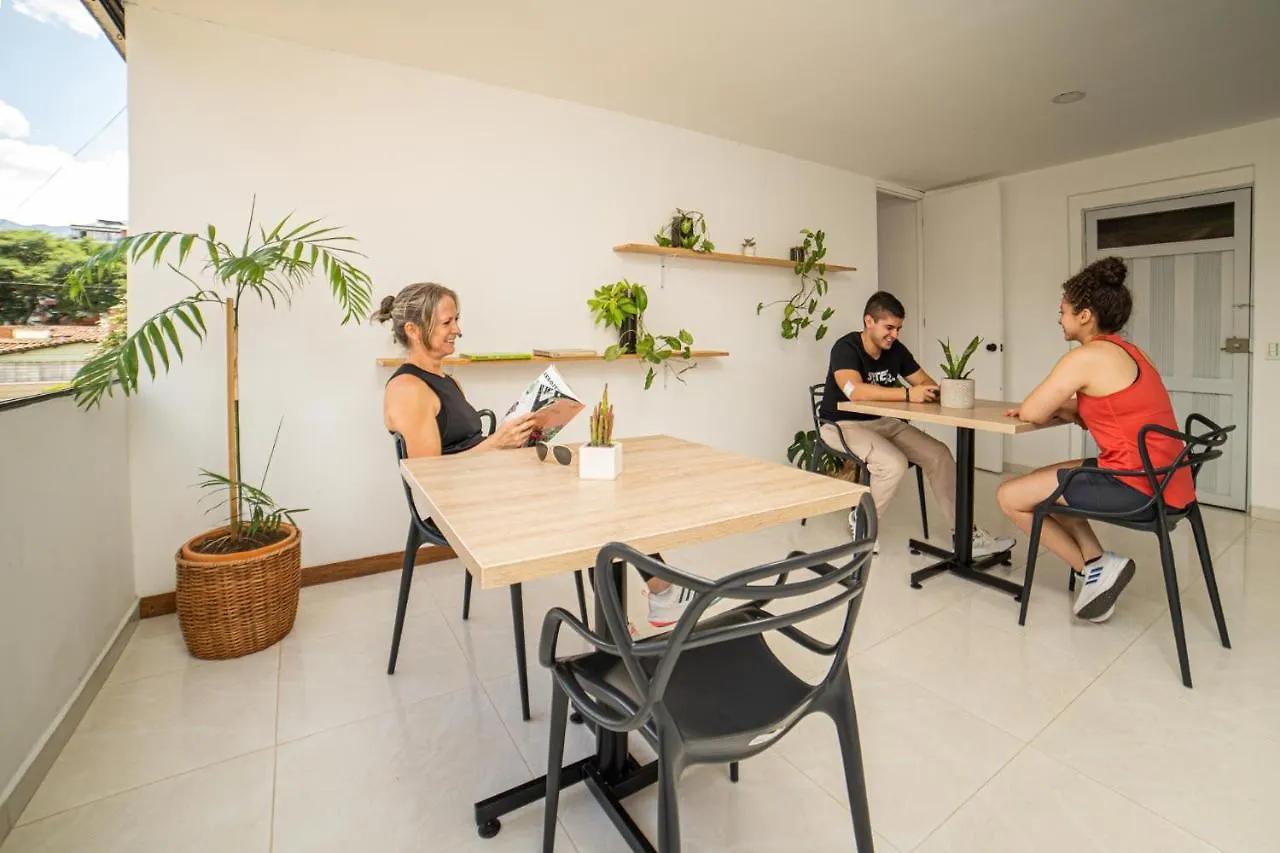 Apartamento Tu Refugio Acogedor En El Corazon De Medellin Hab Privada A Habitación en casa particular